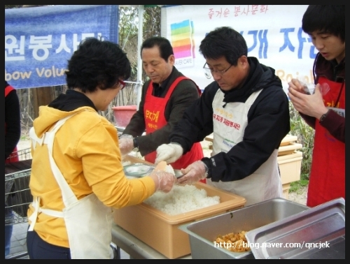 Helpers prepare food for homeless people at a previous Busan event. Kwon Ki-Jai