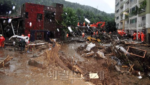 서울지역 집중호우로 우면산 산사태가 일어나면서 토사가 인근 아파트를 덮쳤다. 28일 서울 방배동에서 소방대원들이 구조작업을 하고 있다.<br />김명섭 기자 msiron@
서울지역 집중호우로 우면산 산사태가 일어나면서 토사가 인근 아파트를 덮쳤다. 28일 서울 방배동에서 소방대원들이 구조작업을 하고 있다.
김명섭 기자 msiron@
서울지역 집중호우로 우면산 산사태가 일어나면서 토사가 인근 아파트를 덮쳤다. 28일 서울 방배동에서 소방대원들이 구조작업을 하고 있다. 김명섭 기자/msiron@