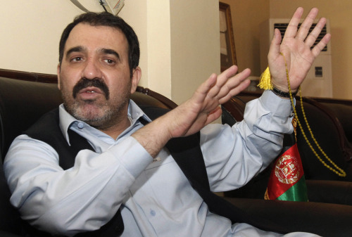 <YONHAP PHOTO-1952> FILE - In this Wednesday, April 14, 2010 file photo Ahmad Wali Karzai, half-brother of Afghanistan's President Hamid Karzai gestures during an interview with The Associated Press in Kandahar, Afghanistan. An Afghan official says Afghan President Hamid Karzai's half brother has been killed in southern Afghanistan. Zalmai Ayubi, the spokesman for Kandahar province, says that Ahmad Wali Karzai was shot dead on Tuesday July 12, 2011. Ahmad Wali Karzai, who was head of the Kandahar provincial council, had become a political liability for the Karzai government _ a symbol of cronyism and a lightning rod for criticism of all that is wrong with the Karzai administration. (AP Photo/Rahmat Gul, File)/2011-07-12 16:54:41/ <저작권자 ⓒ 1980-2011 ㈜연합뉴스. 무단 전재 재배포 금지.>
President Karzai’s half brother, Ahmad Wali Karzai AP-Yonhap News
