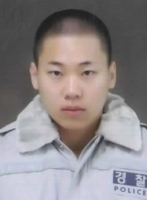 <YONHAP PHOTO-0444> 물에 빠진 시민 구하다 숨진 조민수 수경 (동두천=연합뉴스) 김도윤 기자 = 경기지방경찰청 기동11중대 조민수 수경이 지난 27일 경기도 동두천시에서 물에 빠진 시민을 구하려다 급류에 휩쓸려 목숨을 잃었다.<<경기지방경찰청 제공, 지방기사 참조>> 2011.7.28 kyoon@yna.co.kr/2011-07-28 10:36:06/ <저작권자 ⓒ 1980-2011 ㈜연합뉴스. 무단 전재 재배포 금지.>
Jo Min-su