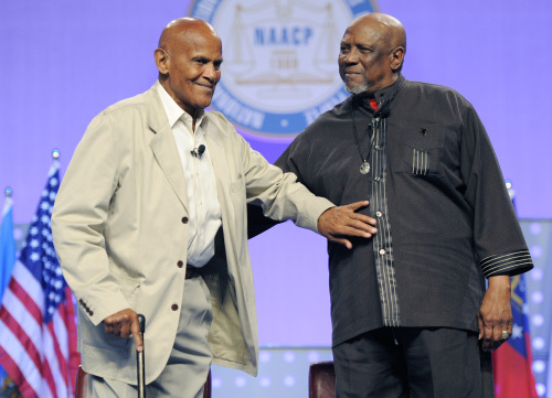 <YONHAP PHOTO-0454> Singer/actor Harry Belafonte, left, and actor Louis Gossett Jr. greet each other onstage at the "Artists and Activism" panel session during the 102nd NAACP Annual Convention in Los Angeles, Wednesday, July 27, 2011. (AP Photo/Chris Pizzello)/2011-07-28 10:43:00/ <저작권자 ⓒ 1980-2011 ㈜연합뉴스. 무단 전재 재배포 금지.>
Harry Belafonte (left) and actor Louis Gossett Jr. greet each other onstage at the “Artists and Activism” panel session during the 102nd NAACP Annual Convention in Los Angeles on Wednesday.   AP-Yonhap News