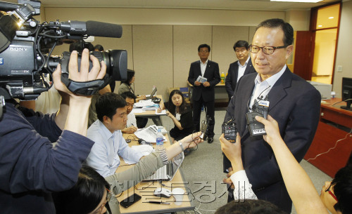 윤영두, 아시아나항공 사장/ 윤영두 아시아나 사장, “기도하는 마음으로 실종자 수색에 최선”/(연합)