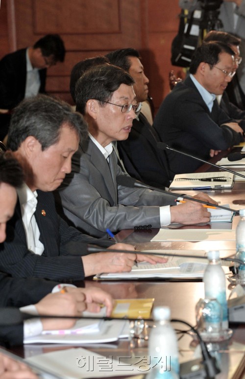 29일 광화문제1청사에서 열린국가정책조정회의. <br />정희조 기자/checho@heraldm.com 110729
29일 광화문제1청사에서 열린국가정책조정회의.
정희조 기자/checho@heraldm.com 110729
김황식 국무총리는 29일 광화문 제1청사에서 국가정책조정회의를 열었다. 이날 회의에는 이기환 소방방재청장과 김남석 행안부 차관 등이 참석, 중부지방과 수도권의 물폭탄 재난구호 현황을 보고했다. 정희조 기자/checho@