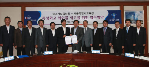 <YONHAP PHOTO-1717> 서울시 교육청-중기중앙회 업무협약 체결 (서울=연합뉴스) 곽노현 서울시 교육감과 김기문 중소기업중앙회장이 28일 서울 여의도 중소기업중앙회에서 특성화고 취업률 제고를 목표로 하는 중소기업 인식 개선, 현장실습 지원, 채용 확대 등의 내용을 포함한 업무제휴 양해각서를 체결한뒤 기념촬영하고 있다. 2011.7.28 << 서울시교육청 >> photo@yna.co.kr/2011-07-28 18:21:04/ <저작권자 ⓒ 1980-2011 ㈜연합뉴스. 무단 전재 재배포 금지.>
<YONHAP PHOTO-1717> 서울시 교육청-중기중앙회 업무협약 체결 (서울=연합뉴스) 곽노현 서울시 교육감과 김기문 중소기업중앙회장이 28일 서울 여의도 중소기업중앙회에서 특성화고 취업률 제고를 목표로 하는 중소기업 인식 개선, 현장실습 지원, 채용 확대 등의 내용을 포함한 업무제휴 양해각서를 체결한뒤 기념촬영하고 있다. 2011.7.28 << 서울시교육청 >> photo@yna.co.kr/2011-07-28 18:21:04/ <저작권자 ⓒ 1980-2011 ㈜연합뉴스. 무단 전재 재배포 금지.>
<YONHAP PHOTO-1717> 서울시 교육청-중기중앙회 업무협약 체결 (서울=연합뉴스) 곽노현 서울시 교육감과 김기문 중소기업중앙회장이 28일 서울 여의도 중소기업중앙회에서 특성화고 취업률 제고를 목표로 하는 중소기업 인식 개선, 현장실습 지원, 채용 확대 등의 내용을 포함한 업무제휴 양해각서를 체결한뒤 기념촬영하고 있다. 2011.7.28 << 서울시교육청 >> photo@yna.co.kr/2011-07-28 18:21:04/ <저작권자 ⓒ 1980-2011 ㈜연합뉴스. 무단 전재 재배포 금지.>