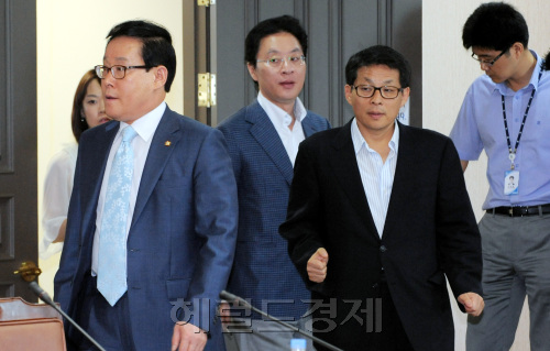 28일 오전 국회 저축은행 국정조사 특위 서초동 대검찰청 방문 조사_정두언 위원장과 특위 위원 입장./ 안훈기자 rosedale@ 2011.07.28
28일 오전 국회 저축은행 국정조사 특위 서초동 대검찰청 방문 조사_정두언 위원장과 특위 위원 입장./ 안훈기자 rosedale@ 2011.07.28
28일 오전 국회 저축은행 국정조사 특위 서초동 대검찰청 방문 조사_정두언 위원장과 특위 위원 입장./ 안훈기자 rosedale@ 2011.07.28
28일 오전 국회 저축은행 국정조사 특위는 서초동 대검찰청을 방문, 부산저축은행 수사기록에 대해 현장검증을 벌였다.
안훈 기자/rosedale@heraldm.com