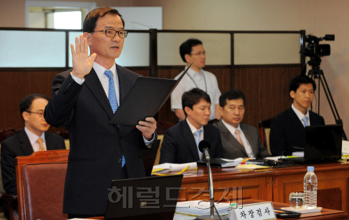 28일 오전 국회 저축은행 국정조사 특위 서초동 대검찰청 방문 조사_검찰총장 직무대행 박용석  차장검사 선서./ 안훈기자 rosedale@ 2011.07.28
28일 오전 국회 저축은행 국정조사 특위 서초동 대검찰청 방문 조사_검찰총장 직무대행 박용석  차장검사 선서./ 안훈기자 rosedale@ 2011.07.28
28일 오전 국회 저축은행 국정조사 특위 서초동 대검찰청 방문 조사_검찰총장 직무대행 박용석  차장검사 선서./ 안훈기자 rosedale@ 2011.07.28