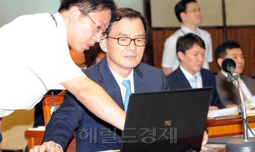 28일 오전 국회 저축은행 국정조사 특위 서초동 대검찰청 방문 조사_검찰총장 직무대행 박용석  차장검사 시작전 자료검토./ 안훈기자 rosedale@ 2011.07.28
28일 오전 국회 저축은행 국정조사 특위 서초동 대검찰청 방문 조사_검찰총장 직무대행 박용석  차장검사 시작전 자료검토./ 안훈기자 rosedale@ 2011.07.28
28일 오전 국회 저축은행 국정조사 특위 서초동 대검찰청 방문 조사_검찰총장 직무대행 박용석  차장검사 시작전 자료검토./ 안훈기자 rosedale@ 2011.07.28
