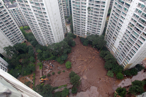 <YONHAP PHOTO-1455> 토사가 덮친 아파트단지 (서울=연합뉴스) 배정현 기자 = 우면산 산사태로 큰 피해를 입은 서울 방배동의 한 아파트단지 모습. 복구작업 이틀째인 28일 오후, 단지 한가운데에 산사태로 쓸려내려온 토사와 통나무들이 어지럽게 쌓여있다. 2011.7.28 doobigi@yna.co.kr/2011-07-28 17:01:31/ <저작권자 ⓒ 1980-2011 ㈜연합뉴스. 무단 전재 재배포 금지.>