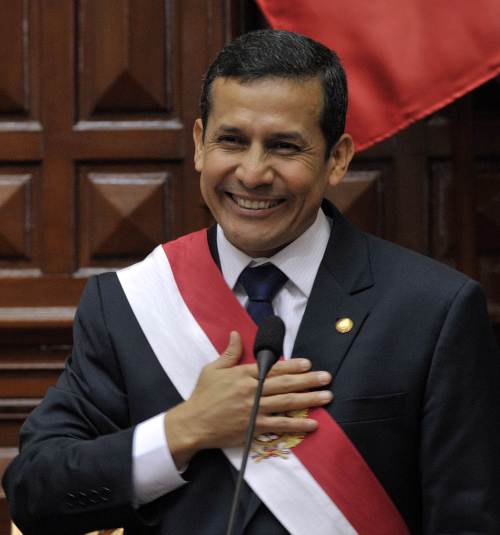 <YONHAP PHOTO-0399> Peru's new President, Ollanta Humala, gestures after giving his first Address to the Nation during his swearing-in ceremony at the Congress in Lima on July 28, 2011. Former army officer Ollanta Humala was sworn in Thursday as president of Peru aiming to confront the high poverty plaguing his Andean nation despite its solid economic growth. Humala became Peru's first leftist president in almost four decades in a ceremony in Congress attended by a dozen Latin American heads of state and delegations from more than 100 countries. AFP PHOTO/CRIS BOURONCLE /2011-07-29 05:33:09/ <저작권자 ⓒ 1980-2011 ㈜연합뉴스. 무단 전재 재배포 금지.>
Peru’s new President Ollanta Humala after delivering his first address to the nation during his swearing-in ceremony at the Congress in Lima on Thursday.     AFP-Yonhap News