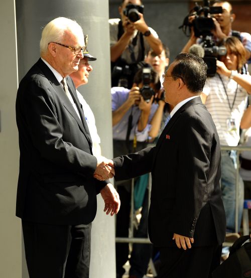 <YONHAP PHOTO-2525> US Ambassador Stephen Bosworth, the Obama administration's top envoy on North Korean affairs greets North Korean Vice Foreign Minister Kim Kye Gwan (R) at the US Mission to the United Nations July 28, 2011 in New York. The two are holding talks on North Korea's nuclear weapon program. AFP PHOTO / TIMOTHY A. CLARY /2011-07-28 23:47:42/ <저작권자 ⓒ 1980-2011 ㈜연합뉴스. 무단 전재 재배포 금지.>
Stephen Bosworth, the Obama administration’s top envoy on North Korean affairs, greets North Korean Vice Foreign Minister Kim Kye-gwan (right) at the U.S. Mission to the United Nations in New York on Thursday. AFP-Yonhap News