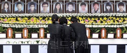 강원도 춘천 펜션 매몰 사고로 숨진 인하대 발명동아리 '아이디어뱅크' 학생들에 대한 합동영결식이 31일 인하대 대운동장에서 열려 유가족들이 헌화하고 있다.<br />김명섭 기자 msiron@
강원도 춘천 펜션 매몰 사고로 숨진 인하대 발명동아리 '아이디어뱅크' 학생들에 대한 합동영결식이 31일 인하대 대운동장에서 열려 유가족들이 헌화하고 있다.
김명섭 기자 msiron@