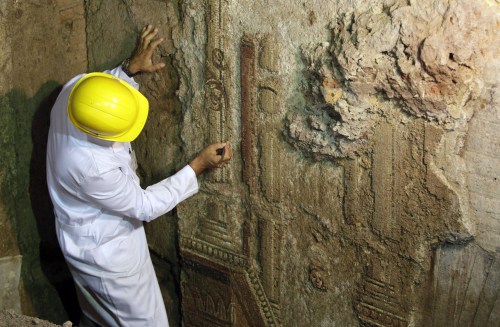 <YONHAP PHOTO-0144> An archaeologist works on a mosaic discovered in downtown Rome, Friday, July 29, 2011. Excavations in the bowels of an ancient Roman hill have turned up a well-preserved, late 1st Century wall mosaic with a figure of Apollo, naked except for a colorful mantle over a shoulder. The mosaic-covered wall is 16 meters (53 feet) wide and at least 2 meters (6.6 feet) high. Officials think the wall continues down some 8 meters (26.5 feet) more. Archaeologists say the wall appears to be in a tunnel built to help support Trajan's Baths, named for the emperor who ruled from 98 till 117. The mosaic, which also depicts a Muse, apparently embellished a room where wealthy Romans gathered to hear music and discuss art. (AP Photo/Pier Paolo Cito)/2011-07-30 06:04:30/ <저작권자 ⓒ 1980-2011 ㈜연합뉴스. 무단 전재 재배포 금지.>
An archaeologist works on a mosaic discovered in downtown Rome on Friday.  AP-Yonhap News