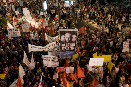 <YONHAP PHOTO-0343> Israelis march during a protest against the cost of living in Israel, in central Tel Aviv, Saturday, July 30, 2011. Thousands of people marched in downtown Tel Aviv on Saturday to protest rising housing prices, in a major demonstration in a movement calling attention to the soaring cost of living. (AP Photo/Ariel Schalit)/2011-07-31 05:36:32/ <저작권자 ⓒ 1980-2011 ㈜연합뉴스. 무단 전재 재배포 금지.>
Israelis march during a protest against the cost of living in Israel, central Tel Aviv, Saturday.  AP-Yonhap News