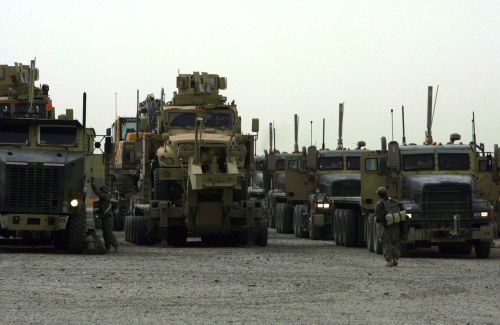 <YONHAP PHOTO-1049> TO GO WITH AFP STORY BY PRASHANT RAO- US military lorries are loaded up on July 23, 2011, at Contingency Operating Base Speicher on the outskirts of Tikrit, 160 kilometres (100 miles) north of Baghdad. From flyers warning troops the post office will shut soon to disused housing units waiting to be dispatched to their new destination, the signs are everywhere: US forces are packing up to leave Iraq more than eight years after they first arrived. Under the terms of a bilateral security pact with Iraq, the 47,000 US soldiers currently in the country must leave by the end of the year. AFP PHOTO/ALI AL-SAADI /2011-07-26 15:10:52/ <저작권자 ⓒ 1980-2011 ㈜연합뉴스. 무단 전재 재배포 금지.>
U.S. military lorries are loaded up on July 23 at Contingency Operating Base Speicher on the outskirts of Tikrit, 160 kilometers north of Baghdad.  AFP-Yonhap News