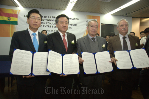 POSCO chief executive Chung Joon-yang (far left), Korea Resources Corp. President Kim Shin-jong (second from left), Comibol President Hugo Miranda Rendn (third from left) and Bolivian Mining and Metallurgy Minister Luis Alberto Echazu pose after signing a memorandum of understanding to establish a lithium-battery joint venture on Saturday in La Paz, Bolivia.   KORES