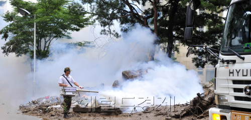 집중호우로 인한 우면산 산사태로 일부 매몰된 서울 서초구 방배동 남부순환도로 인근 아파트단지에서 1일 방역작업이 한창이다.<br />김명섭 기자 msiron@\r\n집중호우로 인한 우면산 산사태로 일부 매몰된 서울 서초구 방배동 남부순환도로 인근 아파트단지에서 1일 방역작업이 한창이다.\n김명섭 기자 msiron@\r\n집중호우로 인해 발생한 우면산 산사태로 일부 매몰된 서울 서초구 방배동 남부순환도로 인근 아파트단지에서 1일 병충해 예방을 위한 방역작업이 한창 진행되고 있다.  김명섭 기자/msiron@