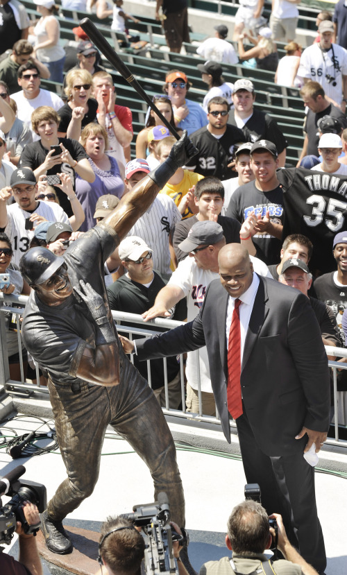 <YONHAP PHOTO-0215> Former Chicago White Sox player Frank Thomas poses with a statue of himself during a ceremony before a baseball game between the White Sox and the Boston Red Sox in Chicago, Sunday, July 31, 2011. (AP Photo/Paul Beaty)/2011-08-01 05:41:00/ <저작권자 ⓒ 1980-2011 ㈜연합뉴스. 무단 전재 재배포 금지.>\r\nBIG HURT HONORED Former Chicago White Sox star Frank Thomas poses with a statue of himself during a ceremony in Chicago on Sunday. AP-Yonhap News