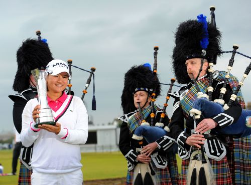 <YONHAP PHOTO-0110> Yani Tseng of Taiwan celebrates with the trophy after winning the Women's British open at Carnoustie in Scotland on July 31 2011. AFP PHOTO/ANDREW YATES /2011-08-01 01:37:14/ <저작권자 ⓒ 1980-2011 ㈜연합뉴스. 무단 전재 재배포 금지.>\r\nYani Tseng of Taiwan poses with her trophy after winning the Women’s British Open.  AFP-Yonhap News