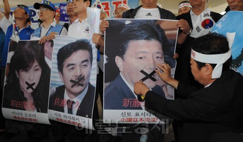 1일 김포국제공항에서 이날 오전 11시 20분경 사토 마사히사(佐藤正久) 참의원(상원) 의원등 네명의 일본 자민당의원들이 울릉도 방문을 위해 입국이 예정되어 있는 가운데 독도지킴이 운동본부, 대한민국특수임무 유공자단체가 입국거부, 독도는 우리땅을 외치며 시위를 벌이고 있다. 대한민국정부는 이들의 입국불허 조치를 발표, 공항에서 일본으로 돌려 보내기로 했다. 이상섭 기자 babtong@heraldm.com 2011.08.01\r\n1일 오전 김포국제공항에서 독도지킴이운동본부 회원 1500여명이 일본 자민당 의원들의 입국를 거부하는 시위를 벌이며 의원들의 사진에 ‘X표’를  그리고 있다.   김포=이상섭 기자/babtong@