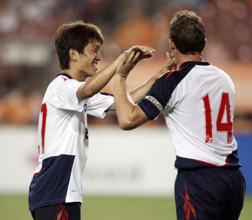 <YONHAP PHOTO-0882> HOUSTON - JULY 20: Kevin Davies #14 of the Bolton Wanderers celebrates with teammate Lee Chung-Yong #27 after scoring in the second half against the Houston Dynamo at Robertson Stadium on July 20, 2011 in Houston, Texas. Bolton won 2-0. Bob Levey/Getty Images/AFP== FOR NEWSPAPERS, INTERNET, TELCOS & TELEVISION USE ONLY == /2011-07-21 11:59:04/ <저작권자 ⓒ 1980-2011 ㈜연합뉴스. 무단 전재 재배포 금지.>\r\nBolton Wanderers forward Lee Chung-yong (left) was looking to build on last year’s solid season.  AFP-Yonhap News