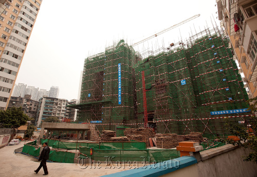 Construction work progresses in Haizhu district, Guangzhou, Guangdong province, China.  Bloomberg