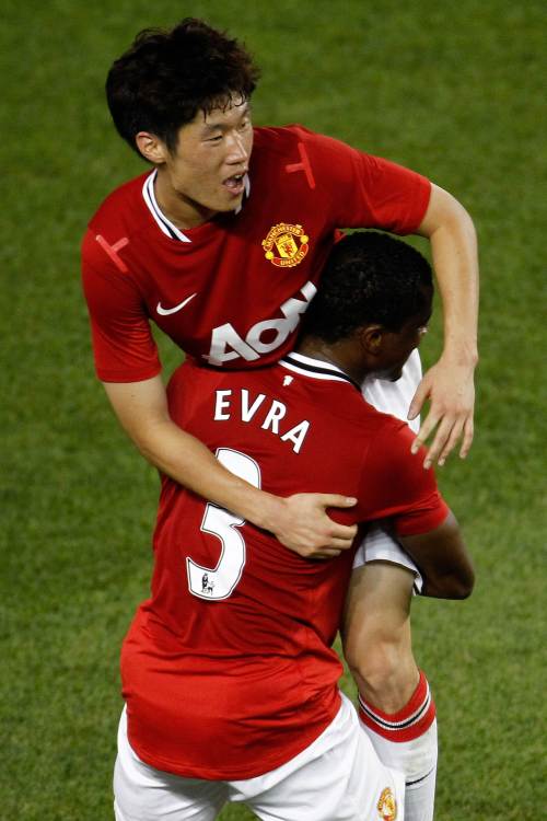 <YONHAP PHOTO-0786> HARRISON, NJ - JULY 27: Ji-Sung Park #13 of the Manchester United celebrates his goal in the forty-fifth minute with teammate Patrice Evra #3 against the MLS All-Stars during the MLS All-Star Game at Red Bull Arena on July 27, 2011 in Harrison, New Jersey. Jeff Zelevansky/Getty Images for the New York Red Bulls/AFP== FOR NEWSPAPERS, INTERNET, TELCOS & TELEVISION USE ONLY == /2011-07-28 13:33:59/ <저작권자 ⓒ 1980-2011 ㈜연합뉴스. 무단 전재 재배포 금지.>\r\nPark Ji-sung