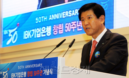 IBK기업은행은 1일 창립 50주년을 맞아 서울 을지로 본점에서 조준희 행장을 비롯해 임직원 400여명이 참석한 가운데 '창립 50주년 기념식을 갖고 있다. 박현구 기자phko@heraldm.com 2011.08.01\r\nCho Joon-hee, CEO of Industrial Bank of Korea, unveils the bank’s plan to boost assets to 300 trillion won by 2015 at a ceremony at the IBK headquarters in Seoul celebrating its 50th anniversary Monday.    Park Hyun-koo/The Korea Herald
