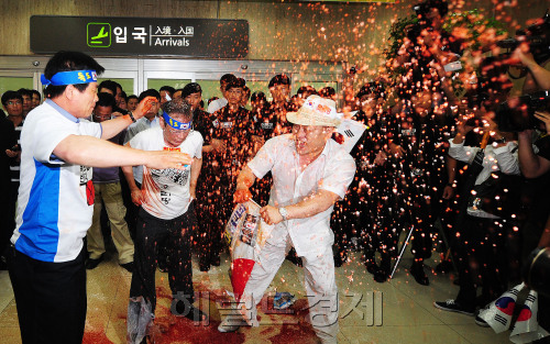 일본 자민당 의원들이 울릉도 방문을 위해 한국 입국을 시도한 1일 오전 서울 강서구 김포공항 입국장에서 보수단체 회원들이 고춧가루를 뿌리며 일본 의원들의 방문에 강력하게 항의하고 있다. <br />이상섭 기자 babtong@heraldm.com 2011.08.01\r\n일본 자민당 의원들이 울릉도 방문을 위해 한국 입국을 시도한 1일 오전 서울 강서구 김포공항 입국장에서 보수단체 회원들이 고춧가루를 뿌리며 일본 의원들의 방문에 강력하게 항의하고 있다. \n이상섭 기자 babtong@heraldm.com 2011.08.01