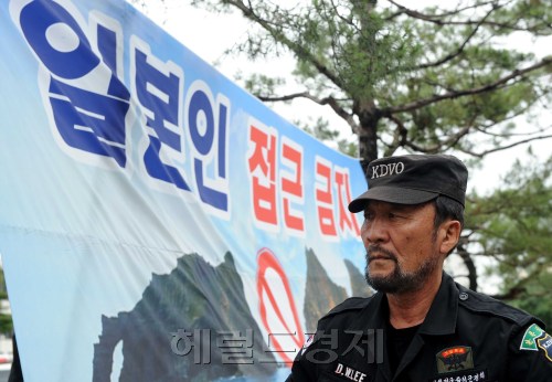 1일 김포국제공항에서 이날 오전 11시 20분경 사토 마사히사(佐藤正久) 참의원(상원) 의원등 세명의 일본 자민당의원들이 울릉도 방문을 위해 입국이 예정되어 있는 가운데 독도지킴이 운동본부, 대한민국특수임무 유공자단체가 입국거부, 독도는 우리땅을 외치며 시위를 벌이고 있다. 대한민국정부는 이들의 입국불허 조치를 발표, 공항에서 일본으로 돌려 보내기로 했다. 이상섭 기자 babtong@heraldm.com 2011.08.01\r\n1일 김포국제공항에서 이날 오전 11시 20분경 사토 마사히사(佐藤正久) 참의원(상원) 의원등 세명의 일본 자민당의원들이 울릉도 방문을 위해 입국이 예정되어 있는 가운데 독도지킴이 운동본부, 대한민국특수임무 유공자단체가 입국거부, 독도는 우리땅을 외치며 시위를 벌이고 있다. 대한민국정부는 이들의 입국불허 조치를 발표, 공항에서 일본으로 돌려 보내기로 했다. 이상섭 기자 babtong@heraldm.com 2011.08.01\r\n1일 김포국제공항에서 이날 오전 11시 20분경 사토 마사히사(佐藤正久) 참의원(상원) 의원등 세명의 일본 자민당의원들이 울릉도 방문을 위해 입국이 예정되어 있는 가운데 독도지킴이 운동본부, 대한민국특수임무 유공자단체가 입국거부, 독도는 우리땅을 외치며 시위를 벌이고 있다. 대한민국정부는 이들의 입국불허 조치를 발표, 공항에서 일본으로 돌려 보내기로 했다. 이상섭 기자 babtong@heraldm.com 2011.08.01
