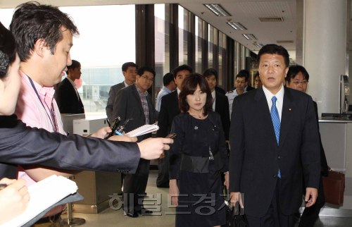 1일 오전 11시경 사토 마사히사참의원(상원) 의원, 이나다 도모미 중의원, 사토 마사히사 참의원등 일본 자민당의원 세명이 울릉도 방문을 위해  김포국제공항으로 입국을 하여 법무부 송환대기실로 향하고 있다. 이에 대한민국정부는 이들의 입국불허 조치를 발표, 공항에서 일본으로 돌려 보내기로 했다. <br />이상섭기자 babtong@heraldm.com 2011.08.01\r\n1일 오전 11시경 사토 마사히사참의원(상원) 의원, 이나다 도모미 중의원, 사토 마사히사 참의원등 일본 자민당의원 세명이 울릉도 방문을 위해  김포국제공항으로 입국을 하여 법무부 송환대기실로 향하고 있다. 이에 대한민국정부는 이들의 입국불허 조치를 발표, 공항에서 일본으로 돌려 보내기로 했다. \n이상섭기자 babtong@heraldm.com 2011.08.01