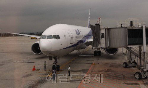 1일 오전 11시경 사토 마사히사참의원(상원) 의원, 이나다 도모미 중의원, 사토 마사히사 참의원등 일본 자민당의원 세명이 울릉도 방문을 위해  김포국제공항으로 입국을 하여 법무부 송환대기실로 향하고 있다. 이에 대한민국정부는 이들의 입국불허 조치를 발표, 공항에서 일본으로 돌려 보내기로 했다. 자민당의원들이 타고 온 일본소속의 ANA항공. 이상섭 기자 babtong@heraldm.com\r\n1일 오전 11시경 사토 마사히사참의원(상원) 의원, 이나다 도모미 중의원, 사토 마사히사 참의원등 일본 자민당의원 세명이 울릉도 방문을 위해  김포국제공항으로 입국을 하여 법무부 송환대기실로 향하고 있다. 이에 대한민국정부는 이들의 입국불허 조치를 발표, 공항에서 일본으로 돌려 보내기로 했다. 자민당의원들이 타고 온 일본소속의 ANA항공. 이상섭 기자 babtong@heraldm.com