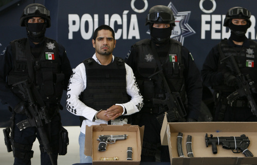 <YONHAP PHOTO-0479> Jose Antonio Acosta Hernandez, 33, is presented to the media by federal police officers in Mexico City, Sunday July 31, 2011. According to federal officials, Acosta, nicknamed "El Diego," is a key drug cartel figure, who acknowledged ordering 1,500 killings. He is also a suspect in last year's slaying of a U.S. consulate employee near a border crossing in Ciudad Juarez. Authorities identified Acosta as head of La Linea, a gang of hit men and corrupt police officers who act as enforcers for the Juarez Cartel. (AP Photo/Marco Ugarte)/2011-08-01 06:25:42/ <저작권자 ⓒ 1980-2011 ㈜연합뉴스. 무단 전재 재배포 금지.>\r\nJose Antonio Acosta Hernandez is presented to the media by federal police officers in Mexico City, on Sunday.  AP-Yonhap News