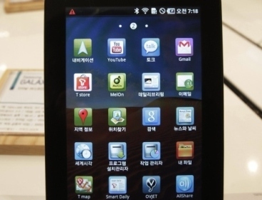 A Samsung Electronics' Galaxy Tab is displayed at its a showroom of the headquarters in Seoul, South Korea, Tuesday, April 19, 2011. Apple Inc. has sued Samsung Electronics Co., saying the South Korean company's Galaxy line of smartphones and tablet computers copy Apple's popular iPad and iPhone.(AP-Yonhap News)