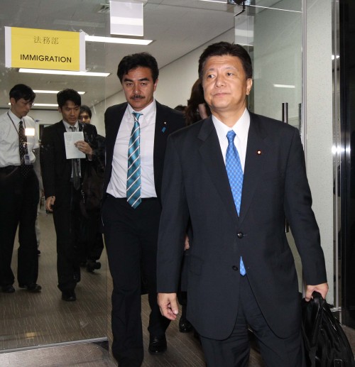 Three lawmakers of Japan’s main opposition Liberal Democratic Party -- Yoshitaka Shindo (front), Tomomi Inada (right) and Masahisa Sato (left) -- walk toward a boarding gate to fly back to Japan at Gimpo International Airport in Seoul on Monday.  (Yonhap News)