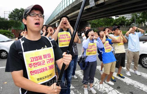한국청년연대 평화도보순례단이 2일 오전 용산 미8군기지 2호문앞에서 주한미군 고엽제 매립 미국규탄 및 한미SOFA 협정개정을 촉구하는 결의대회를 가지고 있다. 박해묵 기자/mook@heraldm.com\r\n한국청년연대 평화도보순례단이 2일 오전 용산 미8군기지 2호문앞에서 주한미군 고엽제 매립 미국규탄 및 한미SOFA 협정개정을 촉구하는 결의대회를 가지고 있다. 박해묵 기자/mook@heraldm.com\r\n한국청년연대 평화도보순례단이 2일 서울 용산 미8군기지 2호문 앞에서 주한미군 고엽제 매립 미국 규탄 및 한ㆍ미 SOFA 협정 개정을 촉구하는 결의대회를 열고 있다. 　박해묵 기자/mook@heraldm.com