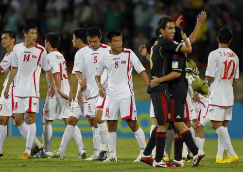 <YONHAP PHOTO-0662> North Korea's players, from left, Jang Kuk Chol,Kang Won Myong, Il Jin, Ri Hyong Mu, Ri Hyon Song and Jong Il Gwan leave the field as Mexico's Hector Acosta, front left, embraces teammate Cesar Ibanez at the end of a U-20 World Cup group F soccer match in Medellin, Colombia, Monday, Aug. 1, 2011. Mexico won 3-0. (AP Photo/Luis Benavides)/2011-08-02 09:51:37/ <저작권자 ⓒ 1980-2011 ㈜연합뉴스. 무단 전재 재배포 금지.>\r\nNorth Korean players react after losing to Mexico.  AP-Yonhap News