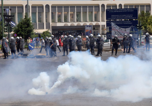 <YONHAP PHOTO-2242> Riot police used tear gas to disperse protesting taxi drivers at the airport of Iraklion, on the island of Crete, Greece, Monday Aug. 1, 2011. Striking Greek taxi owners stepped up protests Monday, blockading highways and a busy regional airport, after fresh negotiations with the government on new licensing laws collapsed. (AP Photo/Image Photo Services)/2011-08-01 23:30:11/ <저작권자 ⓒ 1980-2011 ㈜연합뉴스. 무단 전재 재배포 금지.>\r\nRiot police use tear gas to disperse protesters at Iraklion airport on the island of Crete, Greece on Monday. AP-Yonhap News