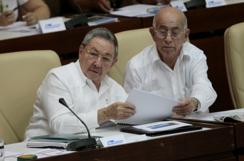 <YONHAP PHOTO-0074> Cuba's President Raul Castro, left, and Cuba's Vice President Jose Ramon Machado Ventura attend a session of the National Assembly in Havana, Cuba, Monday, Aug.1, 2011. Cuba's parliament was holding one of its business-packed twice-yearly sessions on Monday, a gathering that might enact some of the reforms that the government has promised in efforts to revive the stalled economy with a dose of private enterprise. (AP Photo/Ismael Francisco, Prensa Latina)/2011-08-02 01:14:46/ <저작권자 ⓒ 1980-2011 ㈜연합뉴스. 무단 전재 재배포 금지.>\r\nCuba’s President Raul Castro (left) and Cuba’s Vice President Jose Ramon Machado Ventura attend a session of the National Assembly in Havana, Cuba on Monday.  AP-Yonhap News