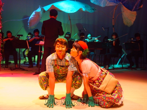 A scene from “Frogs” which runs Aug. 4-28 at Ewha 100th Memorial Hall in Jeong-dong, central Seoul.  TOMBANG
