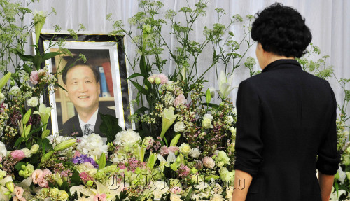 2일 서울 서빙고동 온누리교회 지하 두란노홀에 마련된 고 하용조 목사 빈소에서 교인 및 지인들이 조문하고 있다.<br />김명섭 기자 msiron@\r\nA visitor pays respects to Rev. Ha Yong-jo at the Onnuri Church in central Seoul on Tuesday, after his death Tuesday morning.   Kim Myung-sub/The Korea Herald\r\nA visitor pays respects to Rev. Ha Yong-jo at the Onnuri Church in central Seoul on Tuesday, after his death Tuesday morning.   Kim Myung-sub/The Korea Herald