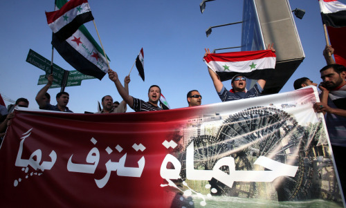 <YONHAP PHOTO-0158> (110731) -- AMMAN, July 31, 2011 (Xinhua) -- Syrians living in Jordan rally against Bashar Al-Assad's regime in front of the Syrian embassy in Amman, capital of Jordan, on July 31, 2011. Activist said around 79 people were killed Sunday in several Syrian cities in clashes with security forces, as army troops in tanks swept into some cities at dawn Sunday. (Xinhua/Mohammad Abu Ghosh) (zw) /2011-08-01 05:34:53/ <저작권자 ⓒ 1980-2011 ㈜연합뉴스. 무단 전재 재배포 금지.>\r\nSyrians in Jordan rally against Assad’s regime in front of the Syrian embassy in Amman on Sunday.  Xinhua-Yonhap News