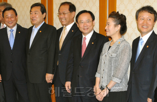한나라당 황우여 원내대표 등 지도부와 맹형규 행정안전부장관, 권도엽 국토해양부장관,유영숙 환경부장관 등 정부 관계자가 3일 오전 국회에서 열린 수해대책 당정협의회에 앞서 보도진을 향해 포즈를 취하고 있다.양동출dcyang@heraldm.com/110803/\r\n한나라당 황우여 원내대표 등 지도부와 맹형규 행정안전부장관, 권도엽 국토해양부장관,유영숙 환경부장관 등 정부 관계자가 3일 오전 국회에서 열린 수해대책 당정협의회에 앞서 보도진을 향해 포즈를 취하고 있다.양동출dcyang@heraldm.com/110803/\r\n황우여 한나라당 원내대표와 맹형규 행정안전부 장관 등 당 지도부와 국무위원들이 3일 국회에서 열린 수해대책당정협의회에 앞서 인사를 나누고 있다. 당정은 이날 회의에서 서울 서초구 등 9개 지역을 특별재난지역으로 지정하고 소방방재청 산하 기관인 방재연구소를 국립방재연구원으로 확대, 개편하기로 했다.  양동출 기자/dcyang@heraldm.com