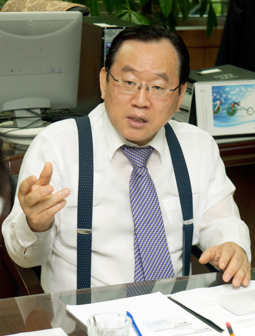 <YONHAP PHOTO-0864> 대한장애인체육회 윤석용 회장 인터뷰 (서울=연합뉴스) 전명훈 기자 = 대한장애인체육회 윤석용 회장이 2일 서울 방이동 사무실에서 연합뉴스와 인터뷰를 하고 있다. 윤 회장은 비장애인 체육에 비해 소외되는 장애인 체육에 대한 아쉬움을 토로했다. 2011.8.3 << 대한장애인체육회 제공 >> junmk@yna.co.kr/2011-08-03 08:00:02/ <저작권자 ⓒ 1980-2011 ㈜연합뉴스. 무단 전재 재배포 금지.>\r\nYoon Seok-yong, president of Korean Paralympic Committee and Korea Sports Association for the Disabled  Yonhap News