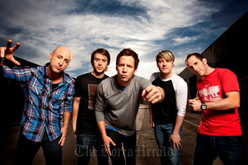 Punk rock band Simple Plan play Sunday\r\n심플 플랜(Simple Plan), 가수(멤버피에르 부비에, 척 꼬모, 데이빗 데로지에, 세바스티앙 르페브르, 제프 스팅코)/pics, caps - rock festival