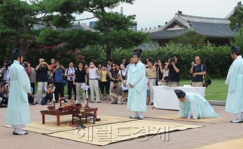 3일 오전 국립민속박물관 오촌댁에서 조선시대 수재에 대처하여 국가의 안녕과 풍년을 기원하였던 세시의례인 기청제가 열렸다.<br />이상섭 기자 babtong@heraldm.com 2011.08.03\r\n3일 오전 국립민속박물관 오촌댁에서 조선시대 수재에 대처하여 국가의 안녕과 풍년을 기원하였던 세시의례인 기청제가 열렸다.\n이상섭 기자 babtong@heraldm.com 2011.08.03