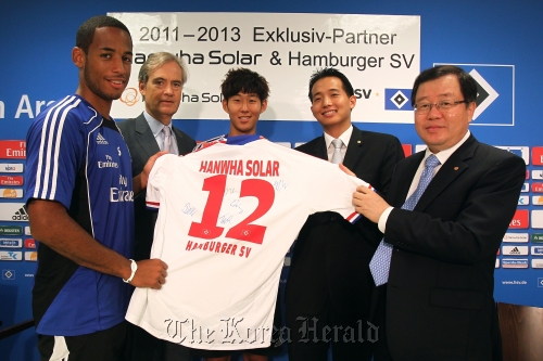 Hamburg SV chairman Carl-Edgar Jarchow (second from left), striker Son Heung-min (center) and Hanwha Chemical CEO Hong Ki-joon (right) pose after signing a sponsorship deal at Hamburg Stadium on Tuesday.  Hanwha Group