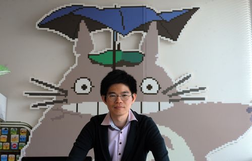 <YONHAP PHOTO-0989> TO GO WITH Asia-HongKong-rights-crime-slavery,FEATURE This photo taken on July 28, 2011 shows Hong Kong entrepreneur Ken Law posing for pictures at his office at a "science park" in Hong Kong. Law runs a successful information technology business in the teeming Asian financial hub, rolling out the latest mobile applications for firms across the globe. But now the bespectacled 35-year-old has a new job that he had never imagined -- human slavery fighter. AFP PHOTO / Mike CLARKE /2011-08-02 12:51:41/ <저작권자 ⓒ 1980-2011 ㈜연합뉴스. 무단 전재 재배포 금지.>\r\nHong Kong entrepreneur Ken Law  AFP-Yonhap News