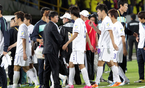 <YONHAP PHOTO-1179> 선수 위로하는 이광종 감독 (보고타<콜롬비아>=연합뉴스) 최재구 기자 = 3일 오전(한국시각) 콜롬비아 보고타 에스타디오 엘 캄핀 경기장에서 열린 국제축구연맹(FIFA) U-20 월드컵 조별리그 2차전에서 프랑스에 패한 한국 선수들이 퇴장하고 있다. 2011.8.3 jjaeck9@yna.co.kr/2011-08-03 11:30:24/ <저작권자 ⓒ 1980-2011 ㈜연합뉴스. 무단 전재 재배포 금지.>\r\nKorea’s U20 national team heads back to the locker room after its 3-1 defeat to France.  Yonhap News
