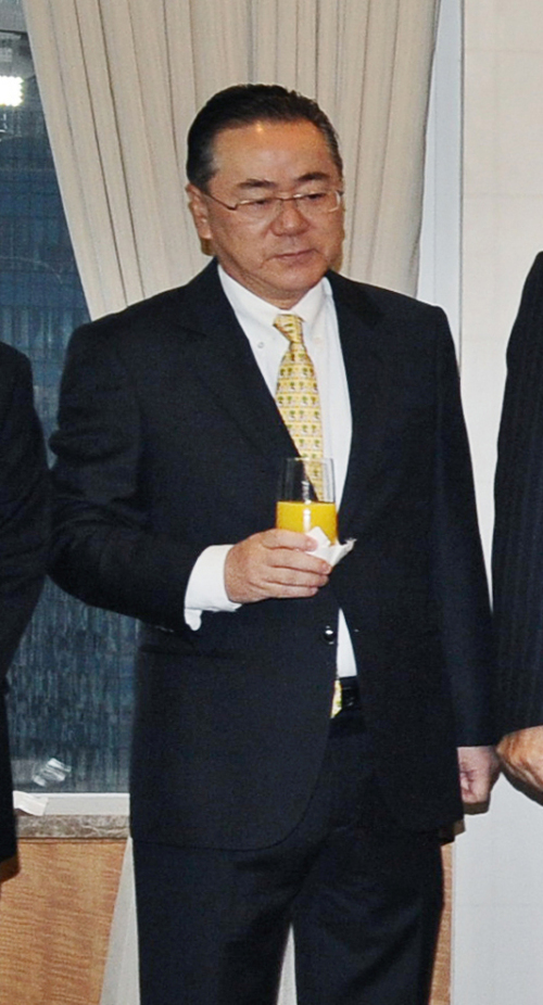 25일 오전 소공동 롯데호텔에서 열린 동반성장 확산을 위한 대기업 간담회에서 최경환 지식경제부 장관, 정호열 공정거래위원장과 대기업 총수들이 이야기를 나누고 있다. 왼쪽부터 손관호 대한전선 회장, 조남호 한진중공업 회장, 신동빈 롯데 부회장, 김동선 중소기업청장, 정용진 신세계 부회장, 현정은 현대 회장, 정호열 공정거래위원장, 최경환 지식경제부 장관, 이수영 OCI 회장, 이준용 대림 회장, 이웅열 코오롱 회장.\r\nCho Nam-ho