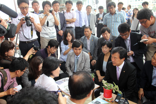 <YONHAP PHOTO-1349> 한진중공업 단식농성장 방문한 야당 대표 (서울=연합뉴스) 이지은 기자 = 민주당 손학규 대표(오른쪽부터)와 민주노동당 이정희 대표, 국민참여당 유시민 대표가 3일 오전 서울 덕수궁 대한문 앞에서 한진중공업 단식농성 중인 진보신당의 노회찬(왼쪽)ㆍ심상정 상임고문을 방문해 대화를 나누고 있다. 2011.8.3 jieunlee@yna.co.kr/2011-08-03 13:48:26/ <저작권자 ⓒ 1980-2011 ㈜연합뉴스. 무단 전재 재배포 금지.>\r\nOpposition party leaders led by Sohn Hak-kyu (right) of the Democratic Party on Wednesday meet with the politicians who are staging a hunger strike in front of Deoksu Palace in Seoul over the labor dispute at Hanjin Heavy Industries and Construction Co.  Yonhap News
